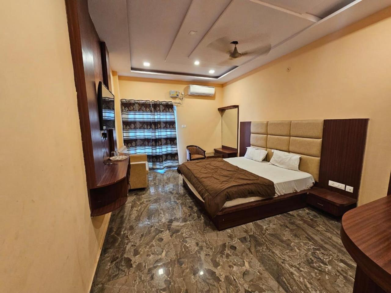 Hotel Aditya Inn Varanasi Exterior photo