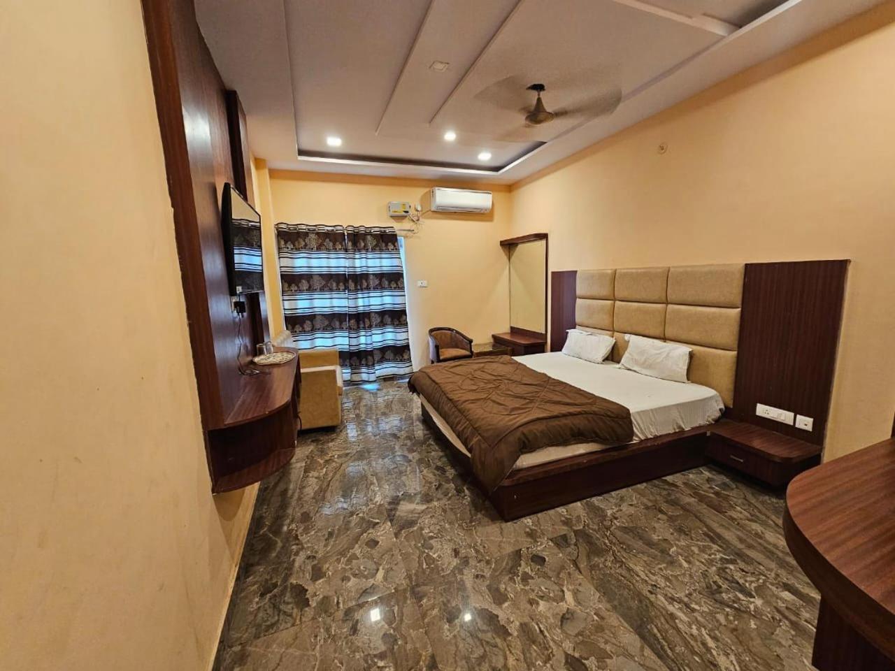 Hotel Aditya Inn Varanasi Exterior photo