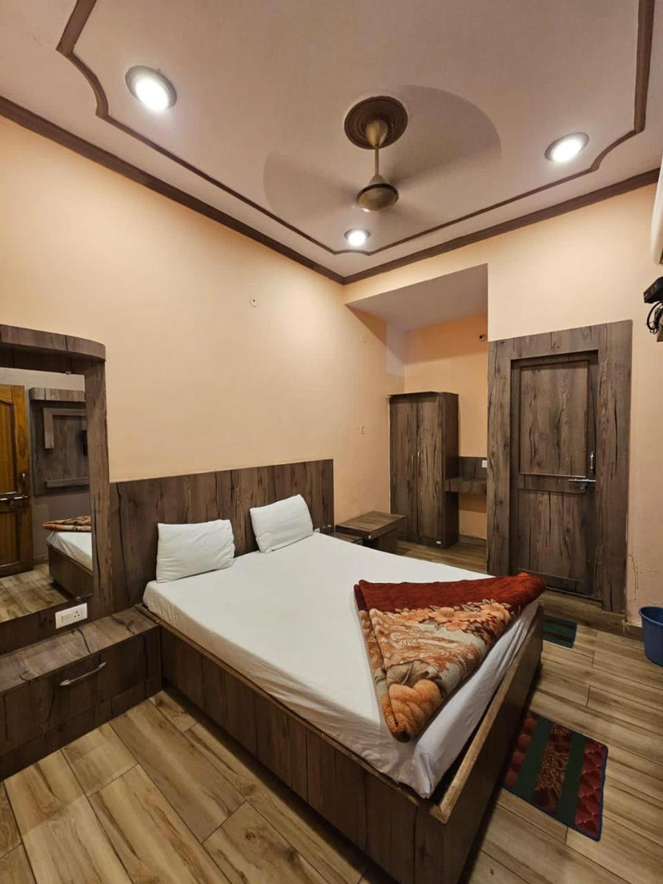 Hotel Aditya Inn Varanasi Exterior photo