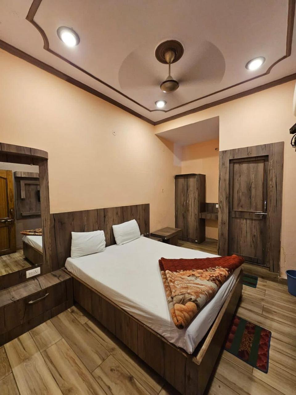 Hotel Aditya Inn Varanasi Exterior photo